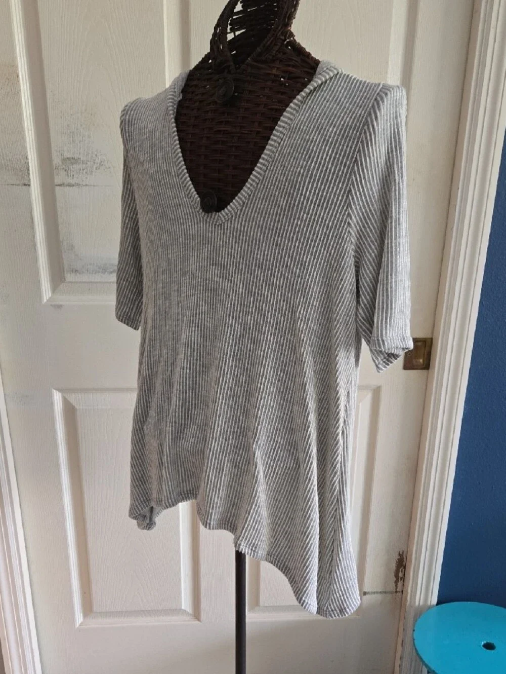 Gyft Light Gray And White Ribbed V-Neck Tee With Hoodie